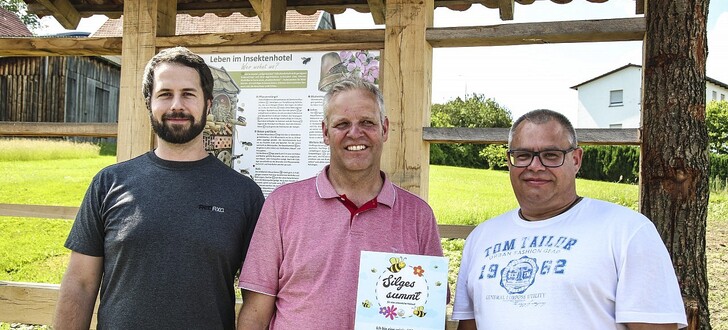 Vorbild Silges, im Bild stellvertretend von links: Marco Hanke, Schriftführer Heimat- und Geschichtsverein, Arnodl Will, Ortsvorsteher und RhönRanger Markus Lauer, Imker