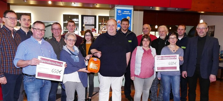 Ärzte, Ortsvorsteher und Freiwillige bei der Anschaffung des Defibrillators in der Vulkan-Therme