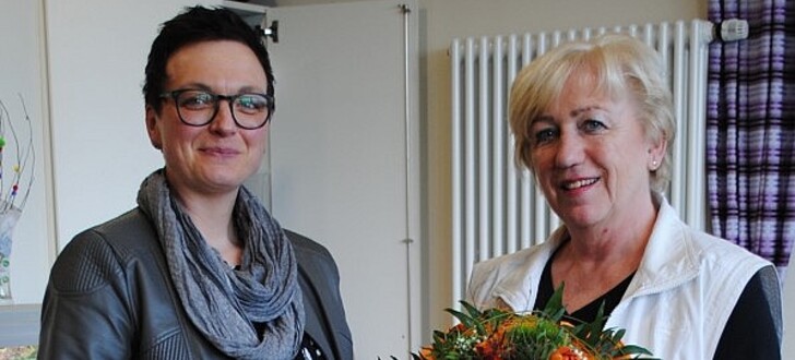 Für ihr 25-jähriges Engagement wird Regina Brähler von Myriam Sohn (Einrichtungsleitung) geehrt.