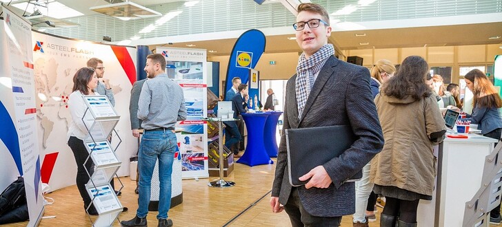 Auf in die Zukunft: Student Julian Galasso aus Künzell auf der Firmenkontaktmesse