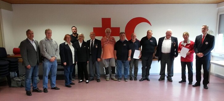 Von links: FDL Thorsten Bloß, Vertreter der Katastrophenschutzbehörde Dirk Sandlos, Petra Fischer (OV Schenklengsfeld 40 Jahre K-Schutz) Marc Winkler (20-Jahre K-Schutz) Gerda und Arnold Reichardt, Wilfried Henke, Reiner Rosenkranz, Joachim Belloff, Jürgen Trapp, Peter Ernst, Reinhard E. Matthäi (alle 40 Jahre K-Schutz) Frank Leyendecker (Geschäftsführer). Es fehlen Thomas Altmann (30 Jahre K-Schutz), Christian Wenzel (10 Jahre K-Schutz), Claudia Wenzel (20 Jahre K-Schutz), Elvira Reinmüller (10 Jahre K-Schutz), Esther Klein (10 Jahre K-Schutz) und Carmen Hartung (20 Jahre K-Schutz).