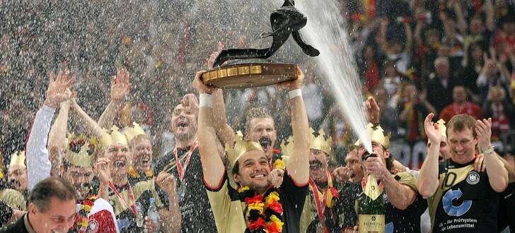 Unvergessener Moment: Markus Bauer (vorne) reckt 2007 die WM-Trophäe in die Höhe. Gelingt dem DHB-Team zwölf Jahre später ein weiteres Wintermärchen?