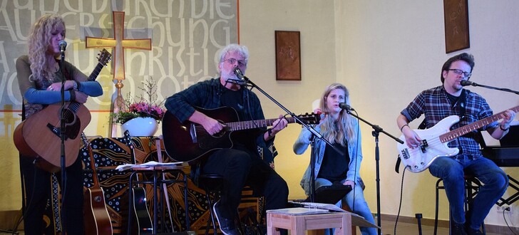 Bet Williams, bekannte und gefeierte Singer/Songwriterin aus den USA, Shiregreen, Marisa Linß und Paul Adamaschek (von links) musizierten für den Frieden