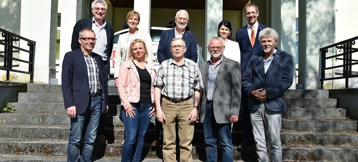 Für ihre Verdienste in der Kreisverwaltung geehrt wurden (vorne von links) Siegfried Linß, Katja Tometzki, Ernst-Otto Laudemann, Günter Schott und Siegfried Fiegenbaum. Glückwünsche überbrachten (hinten von links) Personalratsvorsitzender Gerhard Eckstein, Fachdienstleiterin Anja Csenar, Dieter Scheer als Leiter des Fachbereichs Recht, Aufsicht und Ordnung, Personalchefin Martina Tietz und Landrat Dr. Michael Koch. Es fehlten: Jürgen Nothbaum, Gisela Sonntag und Hans-Jürgen Mausehund