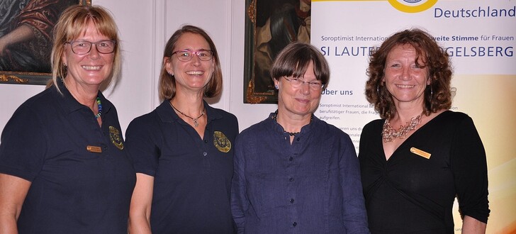 (v.l.) Dr. Barbara Peters (SI und Förderverein Stadtbücherei Lauterbach e.V.), SI-Präsidentin Susanne Bolduan, Prof. Dr. Angela Moré, SI-Projektleiterin „Nie wieder Krieg!“ Ute Kirst