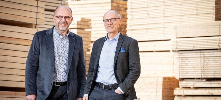 Nikolaus Schug (l.) – seit 1. Januar 2019 neuer Werksleiter in Lauterbach – und Gernot Hormeß, Geschäftsführer der Pfeifer Holz Lauterbach GmbH, sind stolz auf die Entwicklung des größten vollintegrierten Standortes der Pfeifer Group während der letzten 10 Jahre