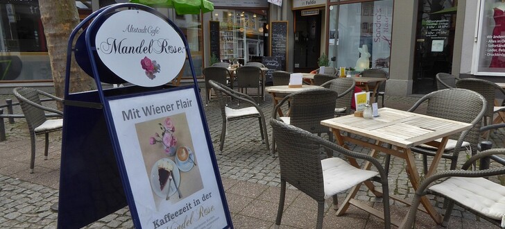 Bald wird das Schild der MandelRose keine Kunden mehr in das Cafe im Bermudadreieck locken