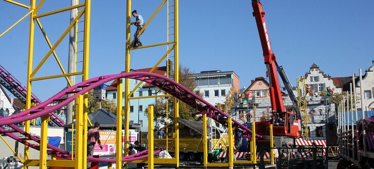 Lullusfest-Aufbau: Zwei Drittel der Buden, Fahrgeschäfte und Zelte stehen bereits.