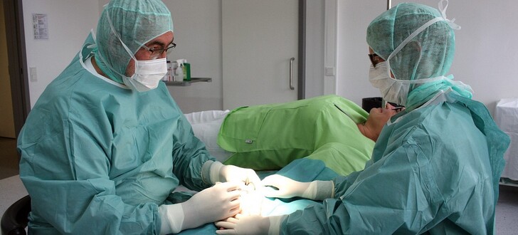 Ambulante Hand-OP: Seit 20 Jahren praktiziert Bernhard Hennes (li.) als Chirurg, Unfallchirurg und Durchgangsarzt in Bad Hersfeld.