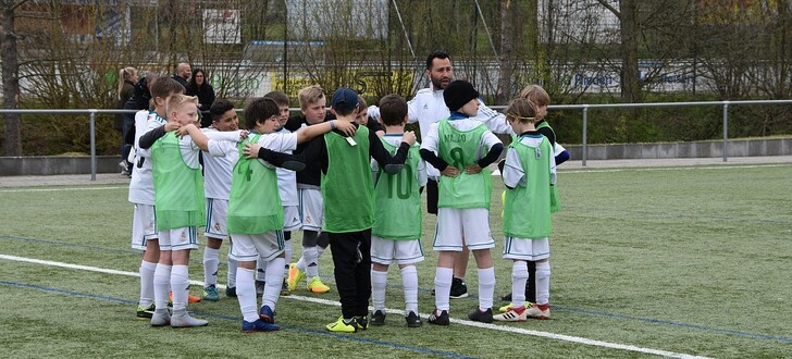 Im Vordergrund: Das Teamplay. Das Real Madrid-Fußballcamp bietet dieser Tage für 104 Kinder ein professionelles Training