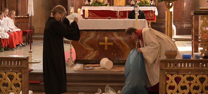 Eine Spielszene eröffnete den ökumenischen Gottesdienst am Montagmorgen in der Stadtpfarrkirche