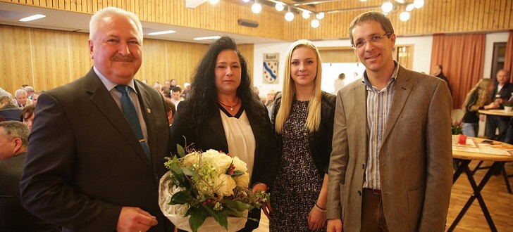 Der alte und neue Bürgermeister: Harald Preßmann (links) mit Ehefrau Heidi, Tochter Tessa und Landrat Dr. Michael Koch
