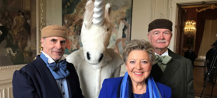 Die populäre Schauspielerin Marie-Luise Marjan ist seit 2018 Märchenbotschafterin der Stadt Hanau, hier zusammen mit den beiden Stadtführern Wolfgang Kamberg und Ulrich Luer alias „Brüder Grimm“.