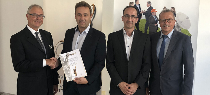 Der stellvertretende Landrat von Bad Kissingen, Emil Müller, und Robert Knitt von der Oskar-Patzelt-Stiftung überreichten die Auszeichnung an Klaus und Christoph Bauer
