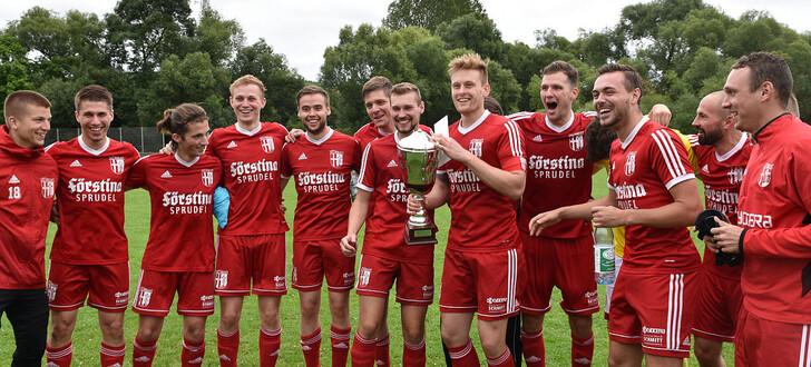 Die FT Fulda feiert den Titelgewinn bei den Fuldaer Stadtmeisterschaft in Bronnzell.