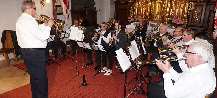 Die Kreuzbergmusikanten unter Leitung von Franz Reder spielten bekannte Marienlieder zum mitsingen