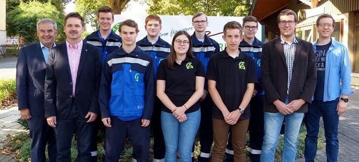 Die neuen Auszubildenden des Überlandwerks Rhön zusammen mit ihren Ausbildern (von links): Dipl.-Ing. (FH) Manfred Kaiser (Techn. Ausbildungsleiter), Peter Omert (techn. Ausbilder), Moritz Enders, Paul Golz, Leon Wolf, Franziska Schilling, Julian Wagner, Niklas Köller, Leon Dietz, Dipl.-Wirt.-Jur. Andreas Hartung (kaufm. Ausbilder), Martin Reußenzehn (Betriebsrat).