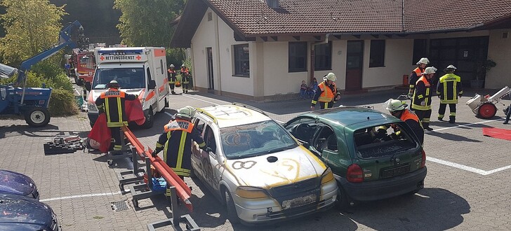 en 24 teilnehmenden Feuerwehrleuten wurden im Rahmen des jährlich stattfindenden Seminar Technische-Hilfeleistung Verkehrsunfall (TH-VU) nahezu alle Rettungsmöglichkeiten an Fahrzeugen in der Praxis gezeigt und konnten trainiert werden.