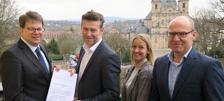 „Förderbescheid GWH“ (von links): Oberbürgermeister Dr. Heiko Wingenfeld, GWH Bauprojekte-Geschäftsführer Christian Wedler, Sophie Hillenbrand (Bauordnungsamt Stadt Fulda) und Jürgen Fehl (Leiter Bauordnungsamt Stadt Fulda)