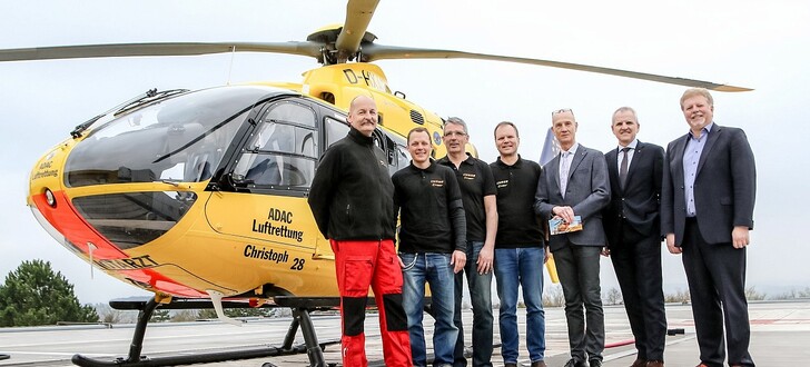 Das Heli-Team mit Klinik-Chef Priv.-Doz. Dr. Thomas Menzel, Anästhesie-Chefarzt Prof. Dr. Clemens-Alexander Greim und DRK-Vorstandschef Christoph Schwab