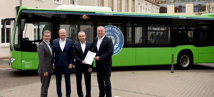 Blicken optimistisch in die Zukunft (von links): Martin Heun (Sprecher der Geschäftsführung der RhönEnergie Fulda), Klaus W. Aschenbrücker und Thomas Lang (beide Geschäftsführer der RhönEnergie Bus) und Landrat Bernd Woide