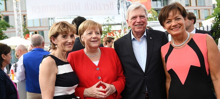 Stammgast auf den Hessenfest in Berlin: Kanzlerin Merkel (in rot) mit MP Bouffier und Gattin Ursula (li.) und Europaministerin Lucia Puttrich (re.).