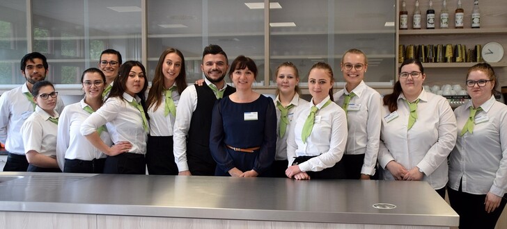 Diese jungen Frauen und Männer sind gefragte Fachkräfte im Gastronomiebereich.