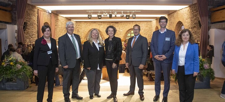 Bürgermeister Timo Zentgraf (links), Sabine Kully (rechts daneben), pädagogische Leiterin der RSS, Eva Wörner (Mitte), vom Vorstand des Bundes der freien Waldorfschulen und Rita Schmidt-Schales (rechts), leitende Schulamtsdirektorin des Landkreises Fulda feierten das Jubiläum mit zahlreichen Gästen.