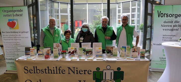 Die Besatzung des Info-Standes von links: Matthias Baumgartl, Ayfer Tabbkin, Sabine Hof, Otto Gemming und Ferdinand David