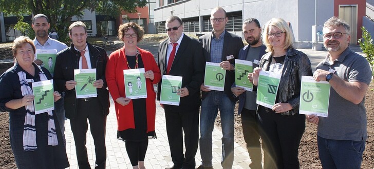 Startschuss für die Aktion Klimaretter-Lebensretter (von links): Ludmilla Knodel (Stadtteilzentrum Hanau), Alfred James (Projektteam), Mario Pizzala (Lebensbaum Sinntal und Seniorenzentrum Steinau), Susanne Simmler (Schirmherrin), Dieter Bien (Geschäftsführer), Stephan Hemberger (Wohnstift Hanau), Rainer Haselberger (Projektteam), Ute Severin (Seniorenzentrum Gründau) und Michael Mandt (Senioren-Dependancen im Ronneburger Hügelland).