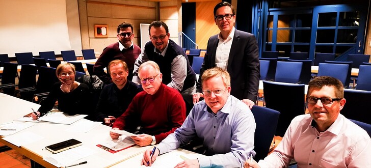 Freuen sich auf eine erfolgreiche Zusammenarbeit: Die LoPa-Mitglieder (v.li.) Conny Haag-Lorenz, Heinrich Wacker, Jörg Schumann, Karl-Heinz Lies, Torben Schäfer, Carsten Zabel, Bürgermeister Christian Grunwald und Thorsten de Weerd.