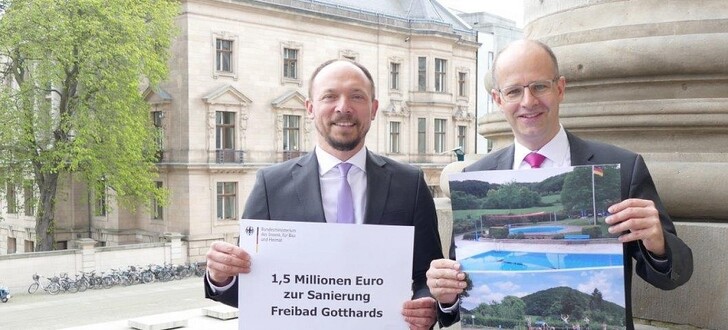 Fuldas MdB Michael Brand mit einem Bild des Freibad Gotthards am Donnerstag in Berlin mit dem Bundes-Staatssekretär des Inneren, für Bau und Heimat, Marco Wanderwitz (links)