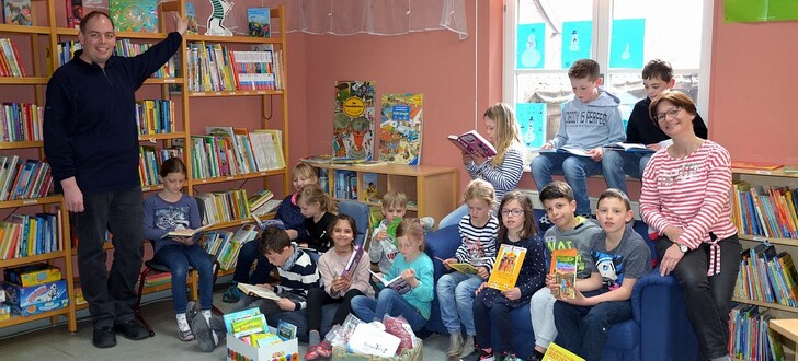 Herzenssache: Der Freundes- und Förderkreis der Grundschule Breitenbach hat neuen Lesestoff für die kleinen Bücherwürmer gesponsert.