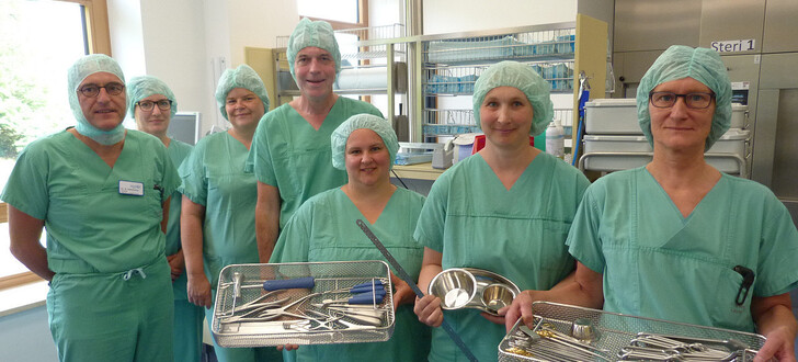 Die Begeisterung über das neue OP-Equipment ist fachübergreifend (von links): Chefarzt Dr. Rüdiger Hilfenhaus, Sandra Metzke (ZSVA), Pflegedirektorin Kathrin Kleine, Verwaltungsdirektor Dr. Christof Erdmann, Stephanie Schmidt, Susanne Koslowski und Andrea Jäger (alle drei ZSVA) sind stolz auf die Neuanschaffung, die so viel bewirkt.