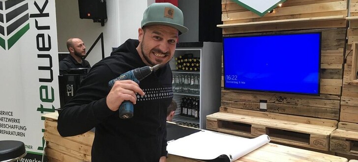 Handwerken statt bytewerken. Letzte Vorbereitung der als Handwerker getarnten bytewerker am fibit Messestand.