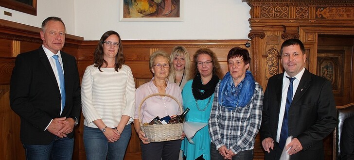 (v.l.n.r.): Erster Stadtrat Gunter Grimm, Kerstin Engel, Martha Güldner, Heike Reich, Sonja Schubert, Karola Schüler und Bürgermeister Thomas Fehling während der Feierstunde