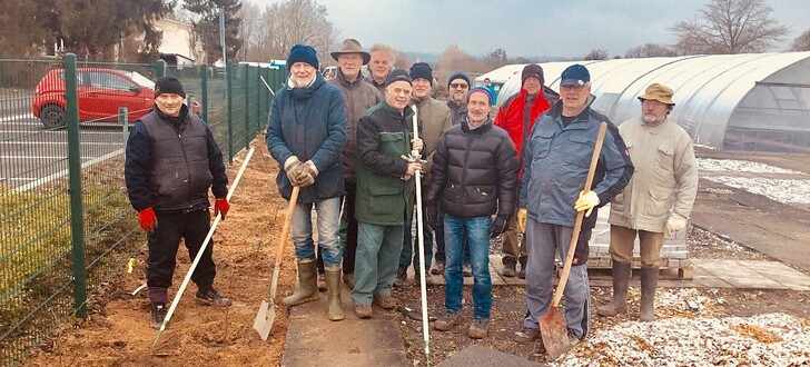 Wo bald die Heckenrosen blühen: Mitglieder verschiedener NABU-Ortsgruppen im Kreis halfen beim Pflanzen zweier rund hundert Meter langen Wildsträucher-Hecken auf dem Gelände des Inklusionsbetriebs Grün&Grün in Altenhaßlau.