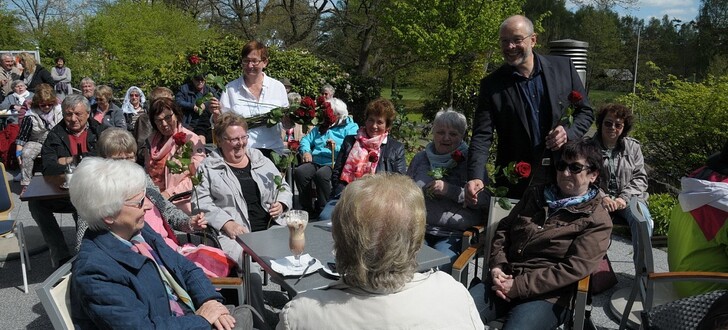Bürgermeister Bernhard Ziegler und Heike Ruhl von der Kurverwaltung gratulierten den Müttern mit roten Rosen.