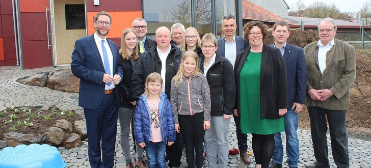 Viele gute Wünsche an die Familie Müller für den Start der Kleinhotels von Landrat Thorsten Stolz (links), Bürgermeister Malte Jörg Uffeln (Dritter von links) sowie von Bruno Wörner und Mark Trageser (Kreisbauernverband), Erster Kreisbeigeordneter Susanne Simmler und dem Geschäftsführer von Spessart Tourismus Bernhard Mosbacher (von rechts).