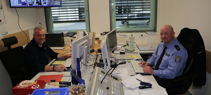 Jörg Leimbach (rechts) und Oliver Vogt besetzen die zur Zeit provisorische Leitstelle der Polizeistation in Bad Hersfeld bis zur Fertigstellung des Umbaus und der Modernisierung
