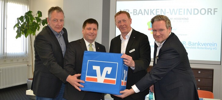 Starke Partner für den Hessentag (v.li.): Bad Hersfelds Erster Stadtrat Gunter Grimm, Bürgermeister Thomas Fehling, Vorstandsmitglied des VR-Bankvereins Hans-Georg Germeroth und der Leiter der Unternehmenskommunikation des VR-Bankvereins, Marco Groß.