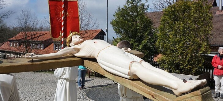 Das Kreuz, das an Karfreitag am Kreuzberg verehrt wird, wurde beim Hochfest Kreuzauffindung in der Prozession um die Klosterkirche getragen.