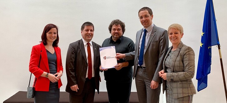 Intendant Joern Hinkel (Mitte) und Bad Hersfelds Bürgermeister Thomas Fehling nehmen von Landrat Dr. Michael Koch den Förderbescheid des Kreises über 200.000 Euro für die Festspiele entgegen. Die beiden Landtagsabgeordneten Kaya Kinkel und Lena Arnold sind mit dabei, denn auch das Land Hessen unterstützt das Theater-Event in der Kreisstadt