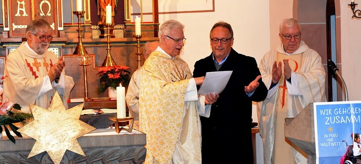 Ludwig Möller wurde durch Generalvikar Prof. Dr. Stanke mit der Ehrenurkunde des Bistums im Rahmen der Wiedereinweihung der Roßbacher Kirche ausgezeichnet.