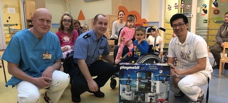 Die kleinen Patienten der Klinik für Kinder- und Jugendmedizin bekamen Besuch von der Polizei.
