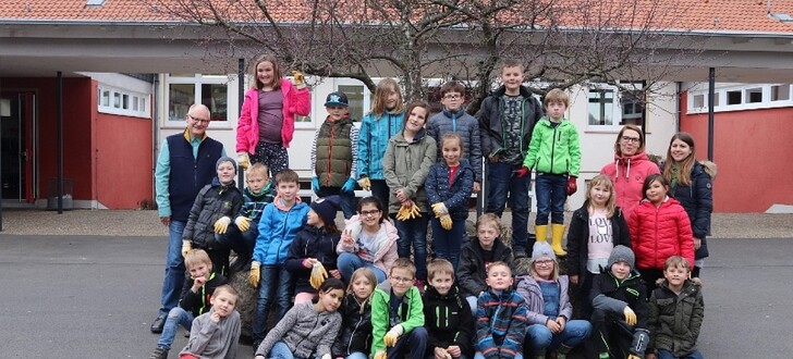 Vor den Osterferien hat die Natur-AG Frühblüher gepflanzt. Schulleiter Dieter Rasche (hintere Reihe) freut sich über den Zulauf, den die nachmittäglichen Betreuungsangebote an der offenen Ganztagsschule verzeichnen
