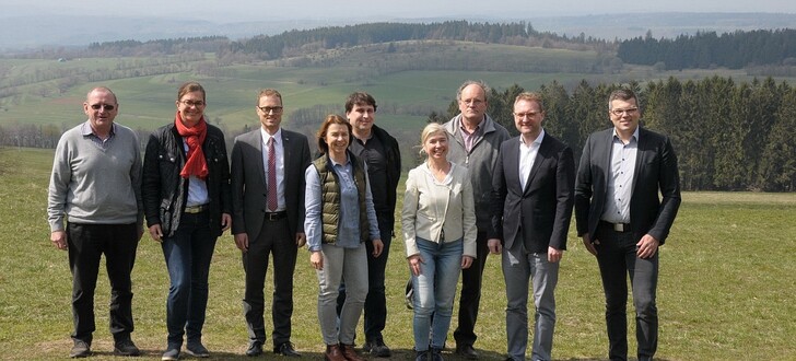 Die Teilnehmer der Pressekonferenz am Hoherodskopf. Im Hintergrund der Gackerstein