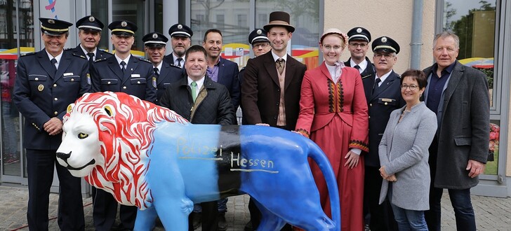 Alle Gäste, das Hessentagspaar, Bürgermeister Thomas Fehling, erster Stadtrat Gunther Grimm und die Hessentagsbeauftragte Anke Hofmann vor dem enthüllten Hessentagslöwen