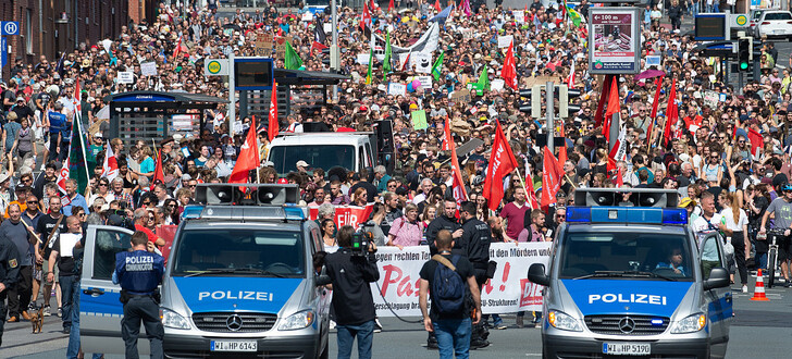Teilnehmer einer Gegendemnstration gehen mit Plakaten und Flaggen durch die Stadt. Die rechtsextreme Kleinstpartei "Die Rechte" hat nach dem Mord an Regierungspräsident Walter Lübcke zu einer Demonstration in Kassel aufgerufen.
