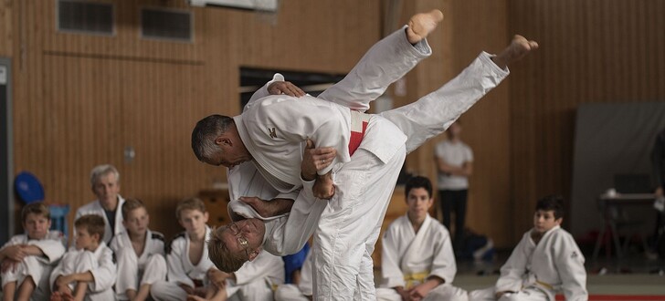 Auf die richtige Technik kommt es an: Judo-Legende Frank Wieneke (r.) demonstriert eine Übung mit Mike Thiel (l.).